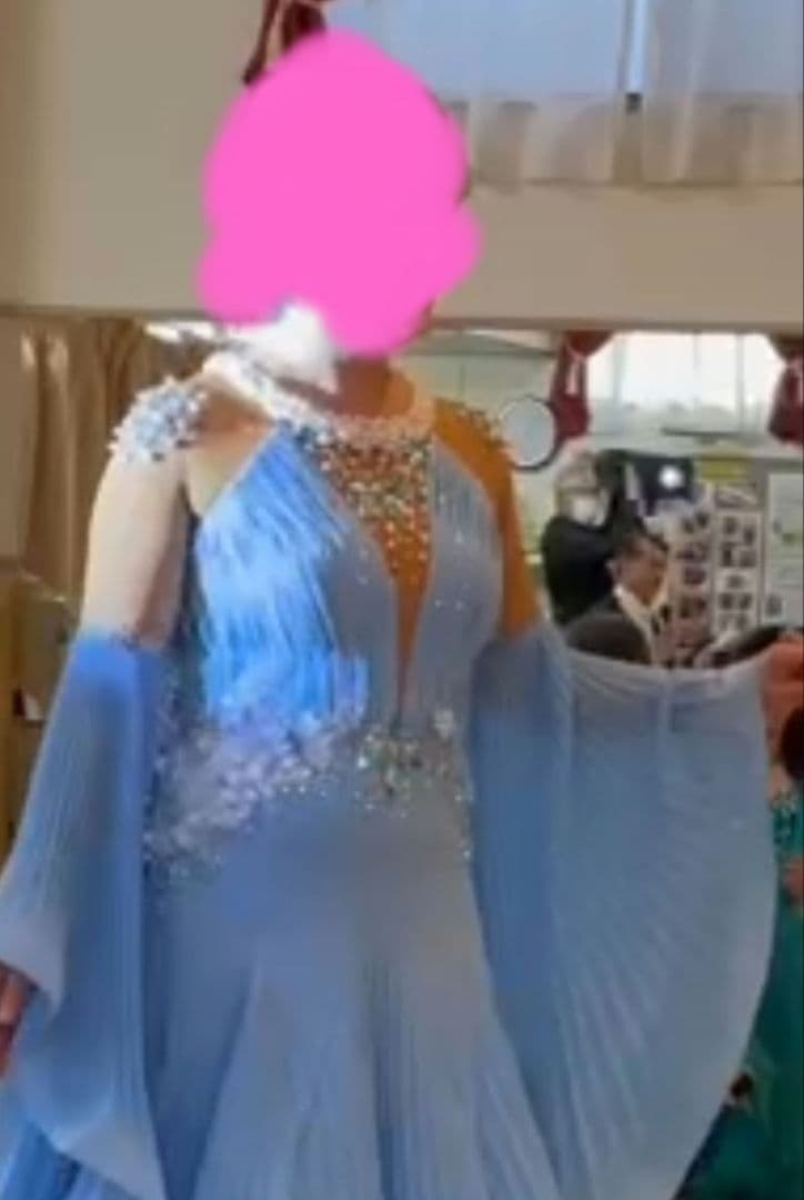 最終お値下げ。 社交ダンス用ドレス 水色 ビーズ装飾　LからL.L.サイズ