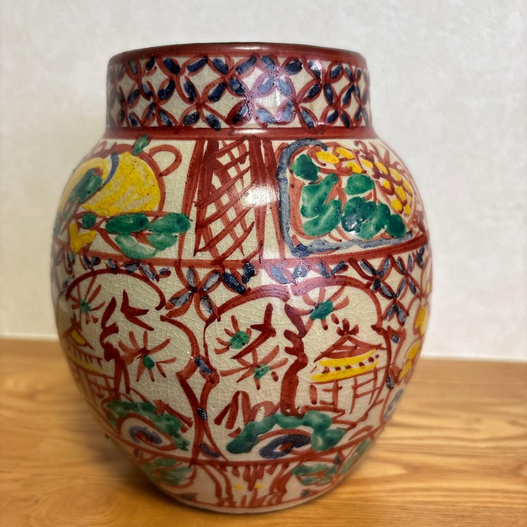 小橋川永昌（二代目仁王）赤絵壺　一等彫刻の紋様