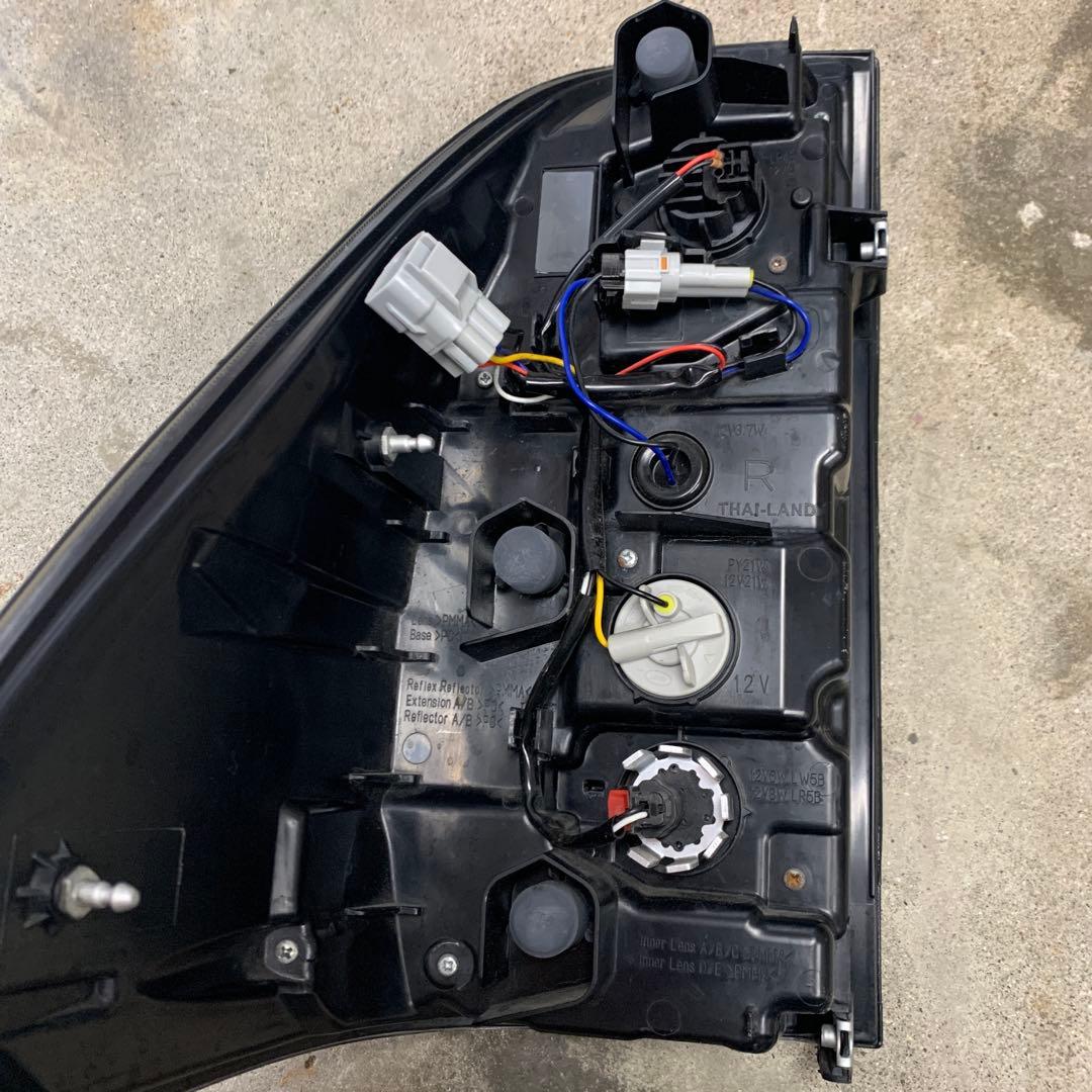 ハイラックスgun125ブラックテールランプ スモークレンズ左右　　　早い物勝ち