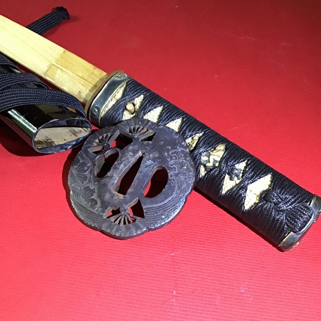 脇差拵　菊花図柄縁頭　鍔桜扇透　繋ぎは木製　　　　　書1