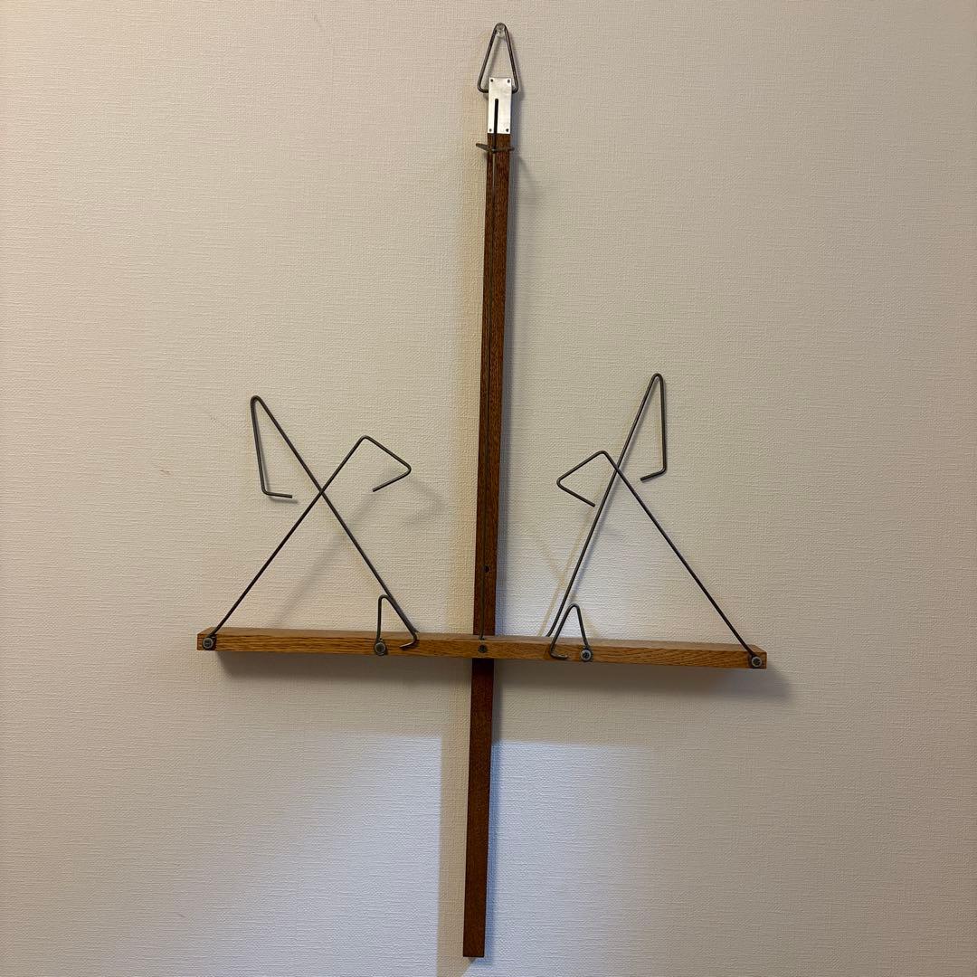 チクニ　chikuni book on the wall