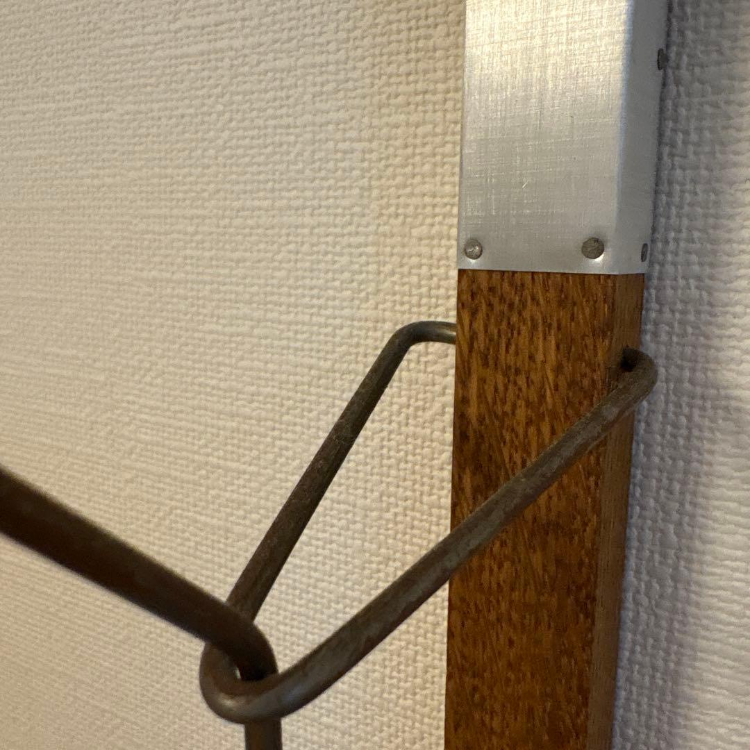 チクニ　chikuni book on the wall