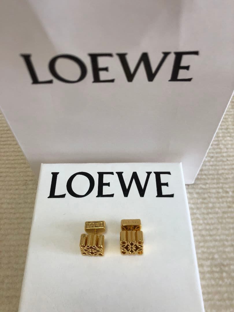 LOEWE ロエベ　ゴールド　ピアス　上品　ロゴ　ファッション