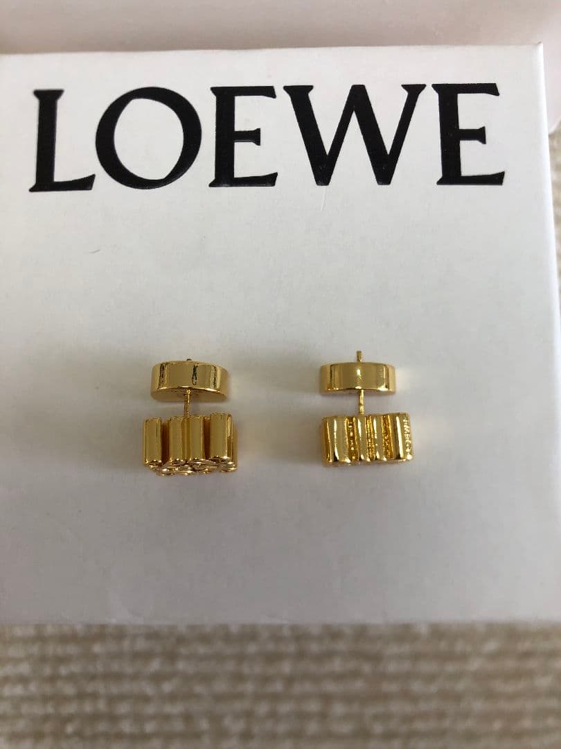 LOEWE ロエベ　ゴールド　ピアス　上品　ロゴ　ファッション