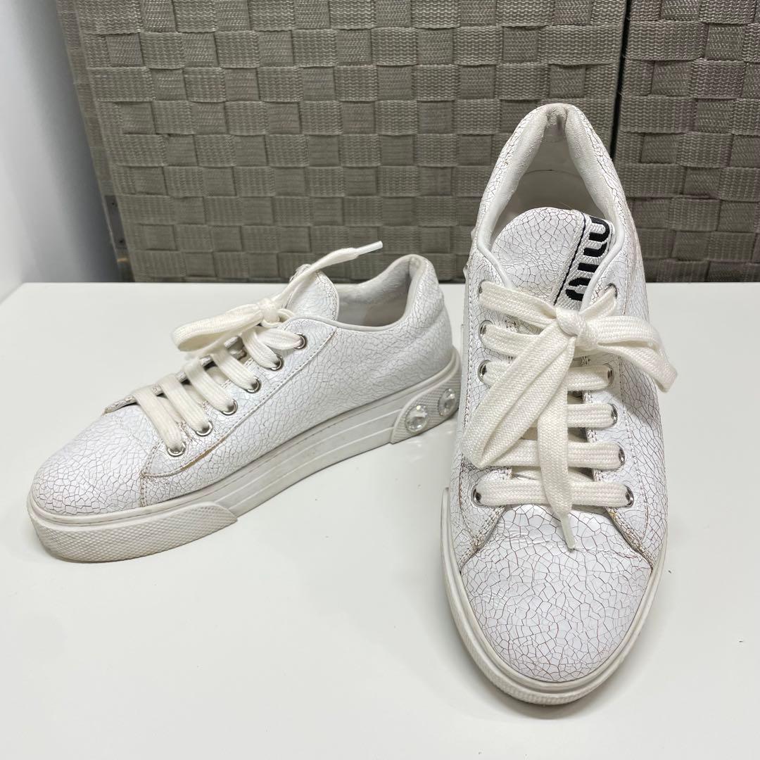 み*様 miumiu ホワイト クラック加工スニーカー クリスタル付き