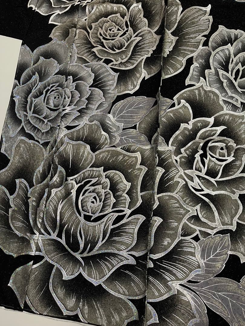 豪華絢爛金彩振袖【振袖・訪問着に◆薔薇】薔薇 黒 銀 白