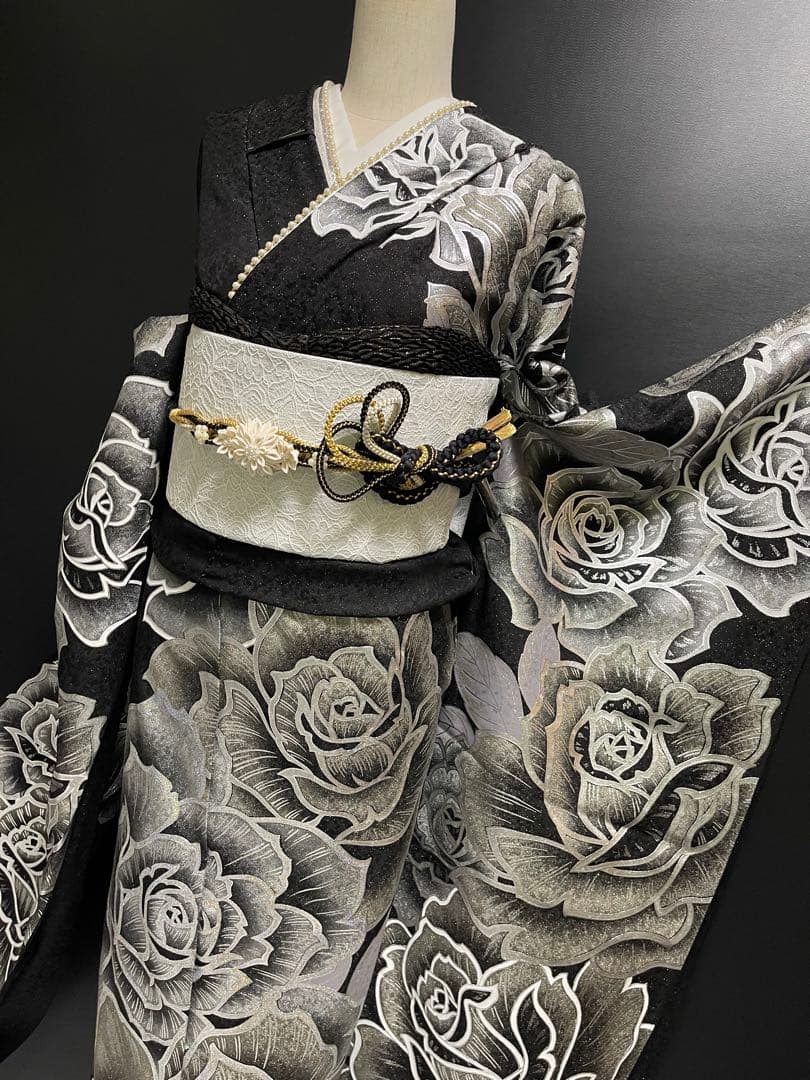 豪華絢爛金彩振袖【振袖・訪問着に◆薔薇】薔薇 黒 銀 白