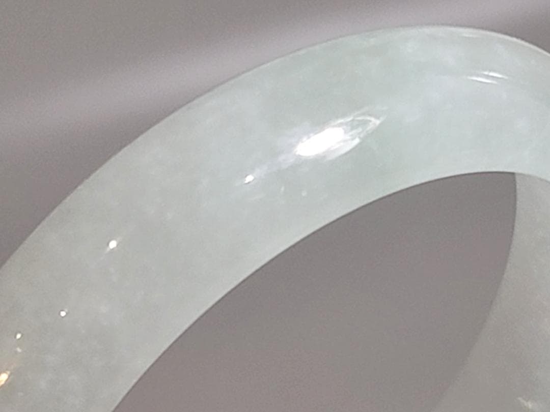 翡翠製 淡い緑色バングル