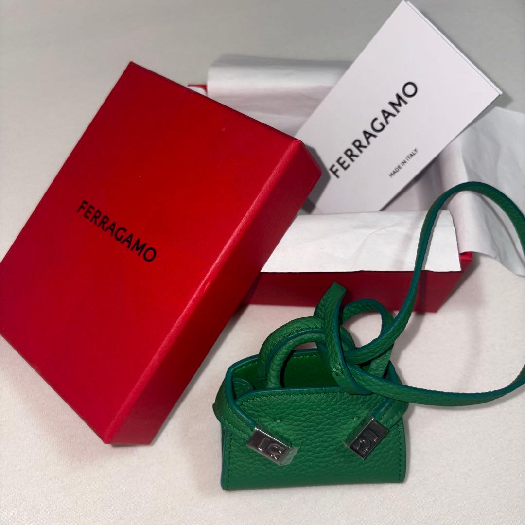 サルヴァトーレフェラガモ バッグチャーム　ハグ　グリーン　緑