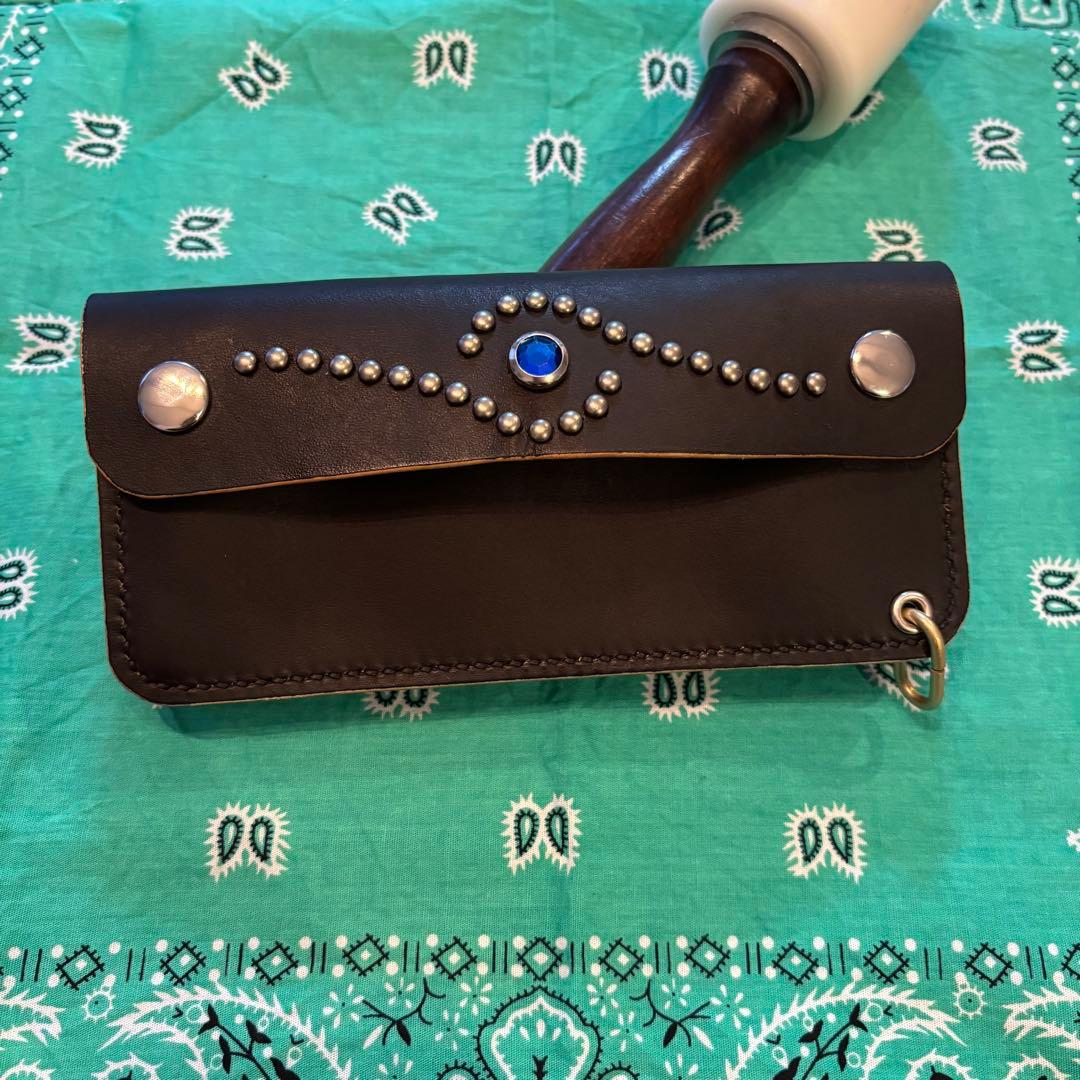 トラッカーウォレット　三層　ハンドメイド　牛ヌメ革　丘染め　生成り茶芯　スタッズ