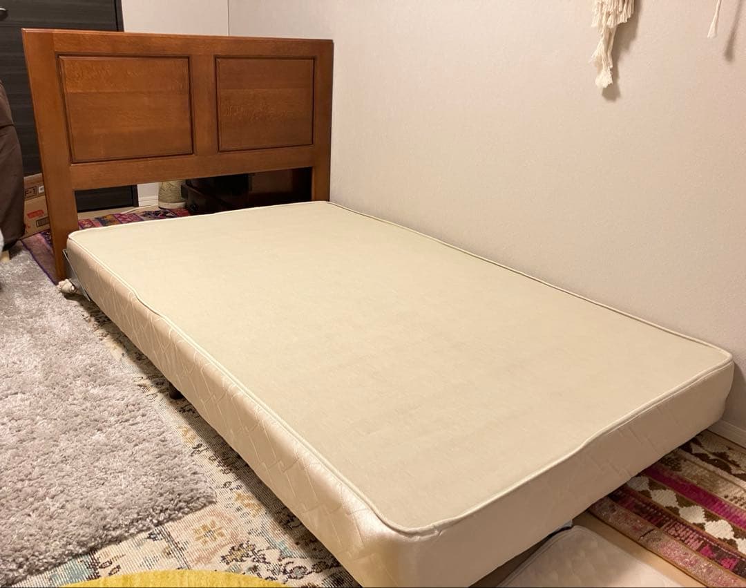 セミダブルベッド　足つきスプリングつき