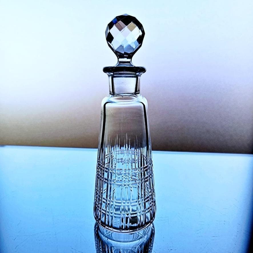 輝くオールドバカラ 格子柄の香水瓶 1936年以降