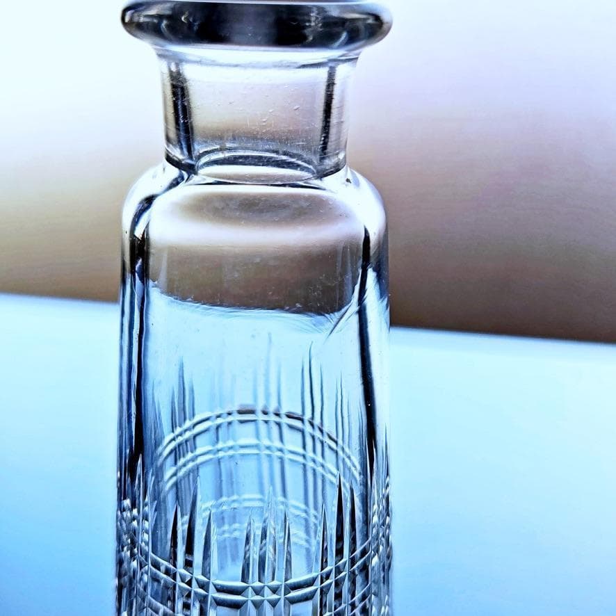輝くオールドバカラ 格子柄の香水瓶 1936年以降