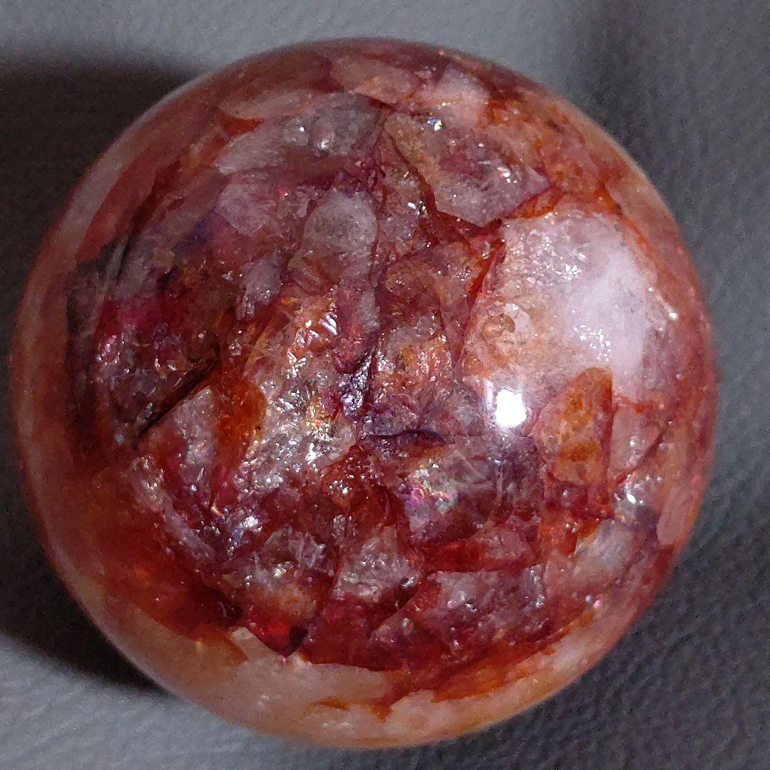 虹まみれ♡　レッドファイアクォーツ　スフィア　丸玉　天然石　台座付き　6.8cm