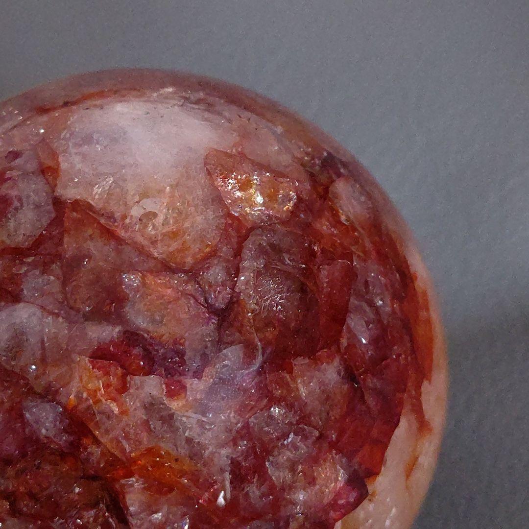 虹まみれ♡　レッドファイアクォーツ　スフィア　丸玉　天然石　台座付き　6.8cm