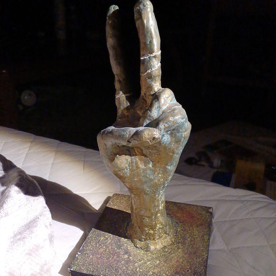 中学の時作った手の彫刻ピースが特徴