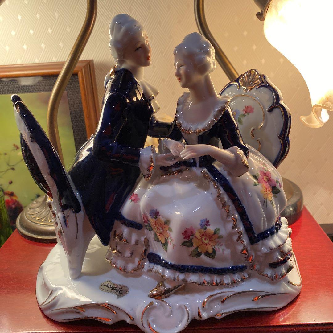 貴婦人と貴公子　陶器製　置物