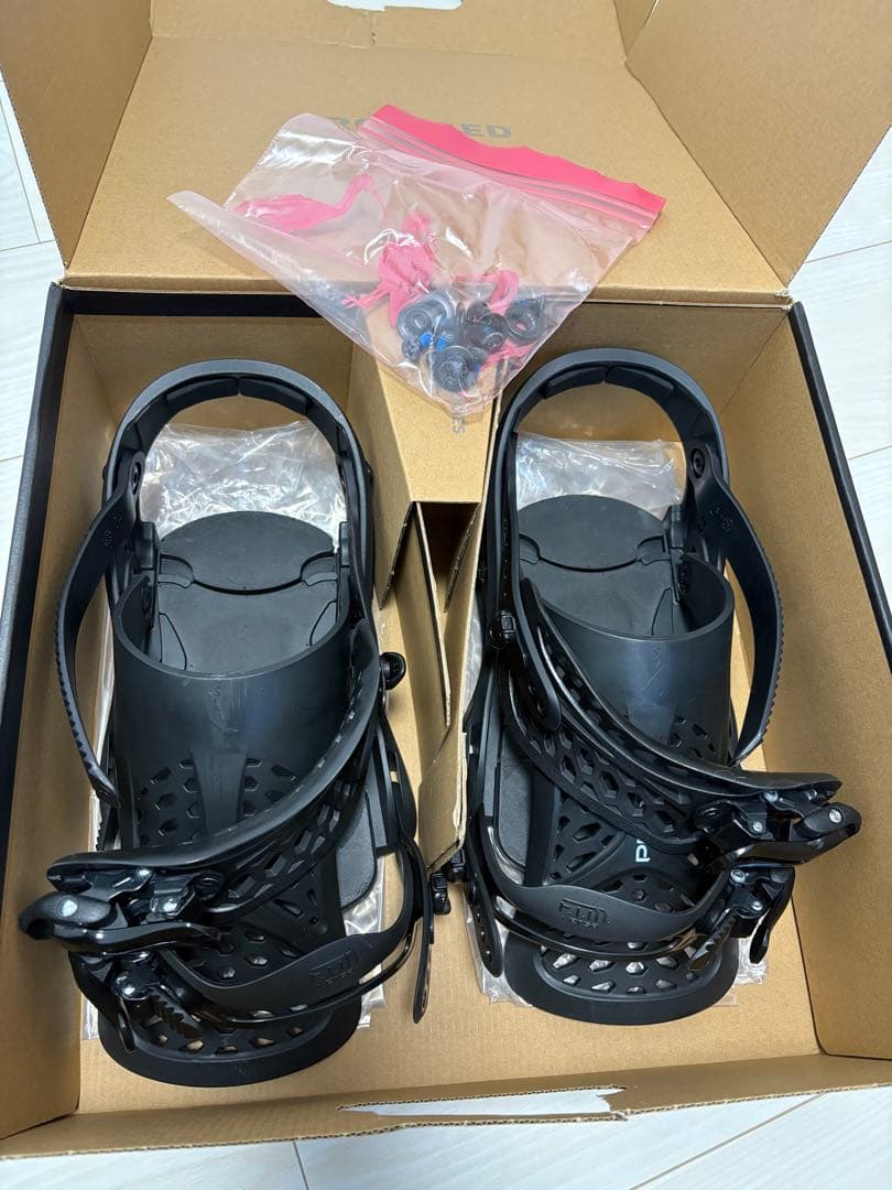 TNTC 143 スノーボード FLUXバインディングS、ケース付