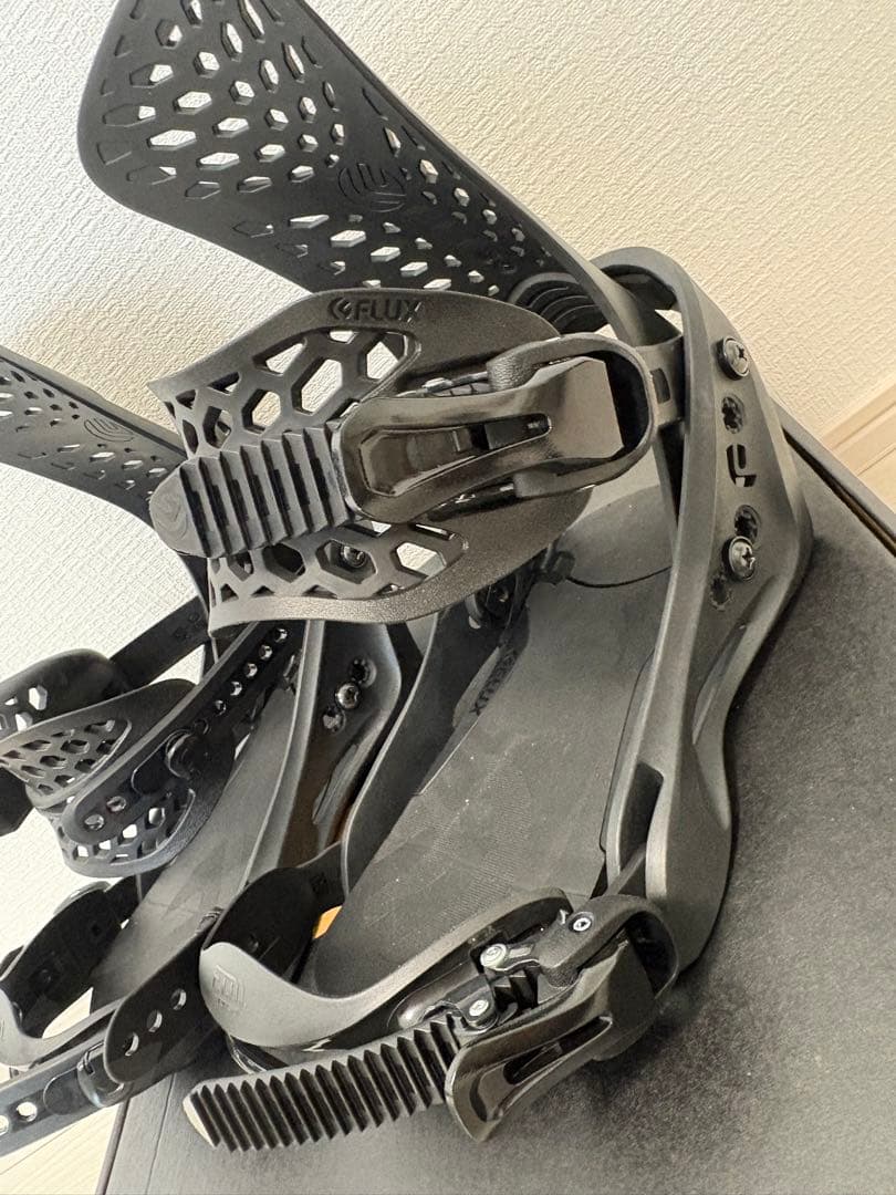 TNTC 143 スノーボード FLUXバインディングS、ケース付