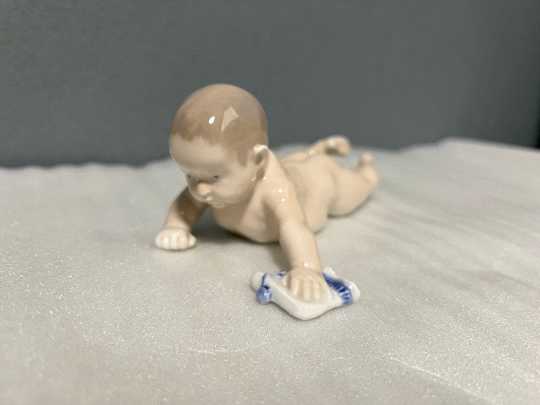 ロイヤルコペンハーゲン　ハイハイする赤ちゃんのフィギュリン