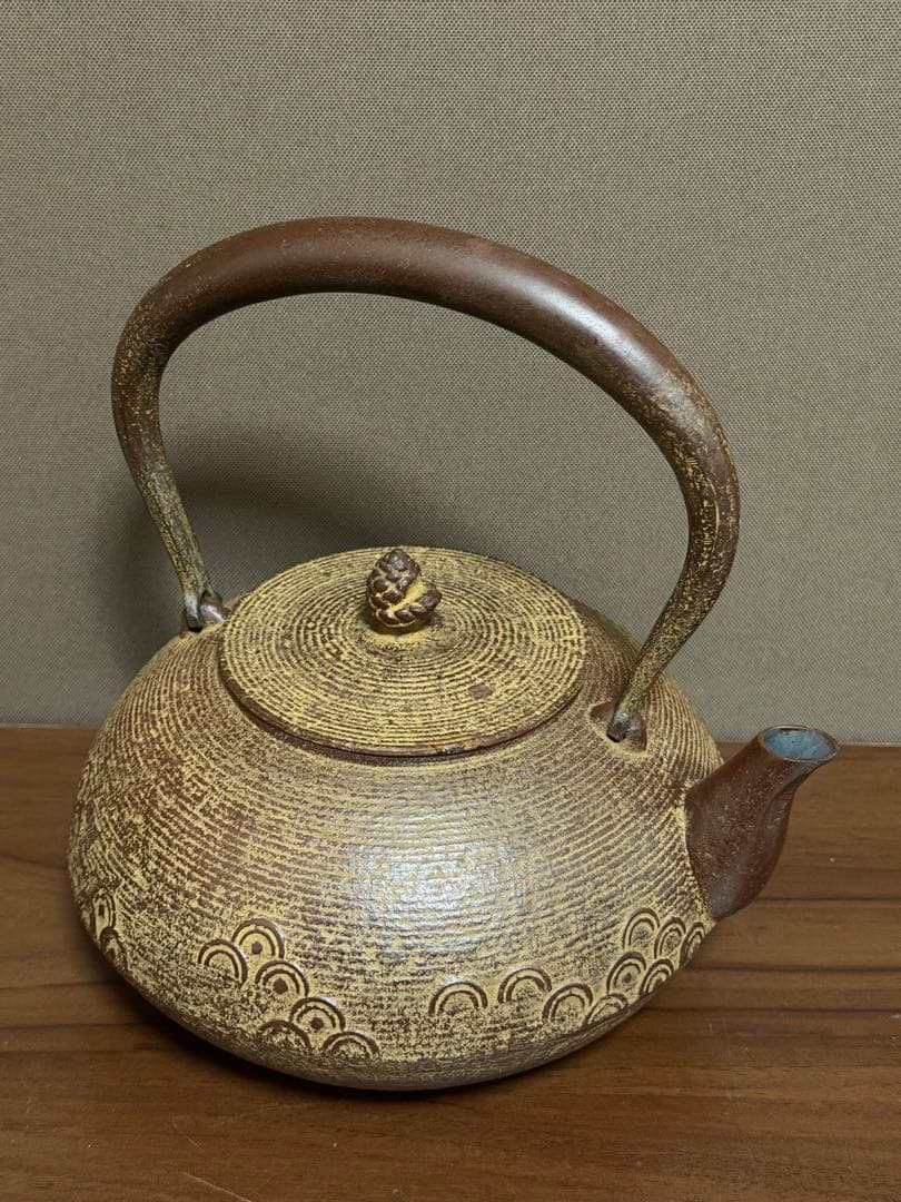 岩手県奥州　水沢幸工芸　現代の名工佐藤勝久造 １５型 南部鉄瓶　丸平型糸目波文