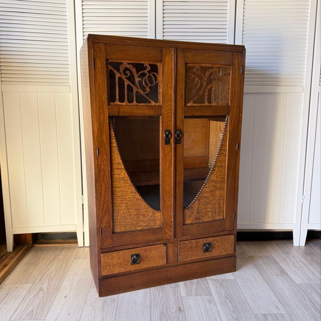 飾り棚 茶箪笥 レトロ 木製 古家具 アンティーク ゆらゆらガラス 木彫り