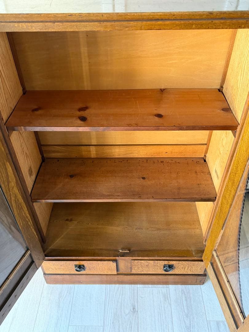 飾り棚 茶箪笥 レトロ 木製 古家具 アンティーク ゆらゆらガラス 木彫り