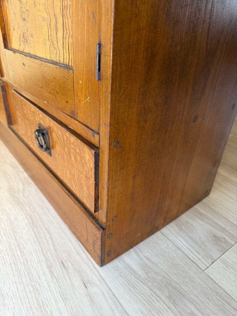 飾り棚 茶箪笥 レトロ 木製 古家具 アンティーク ゆらゆらガラス 木彫り