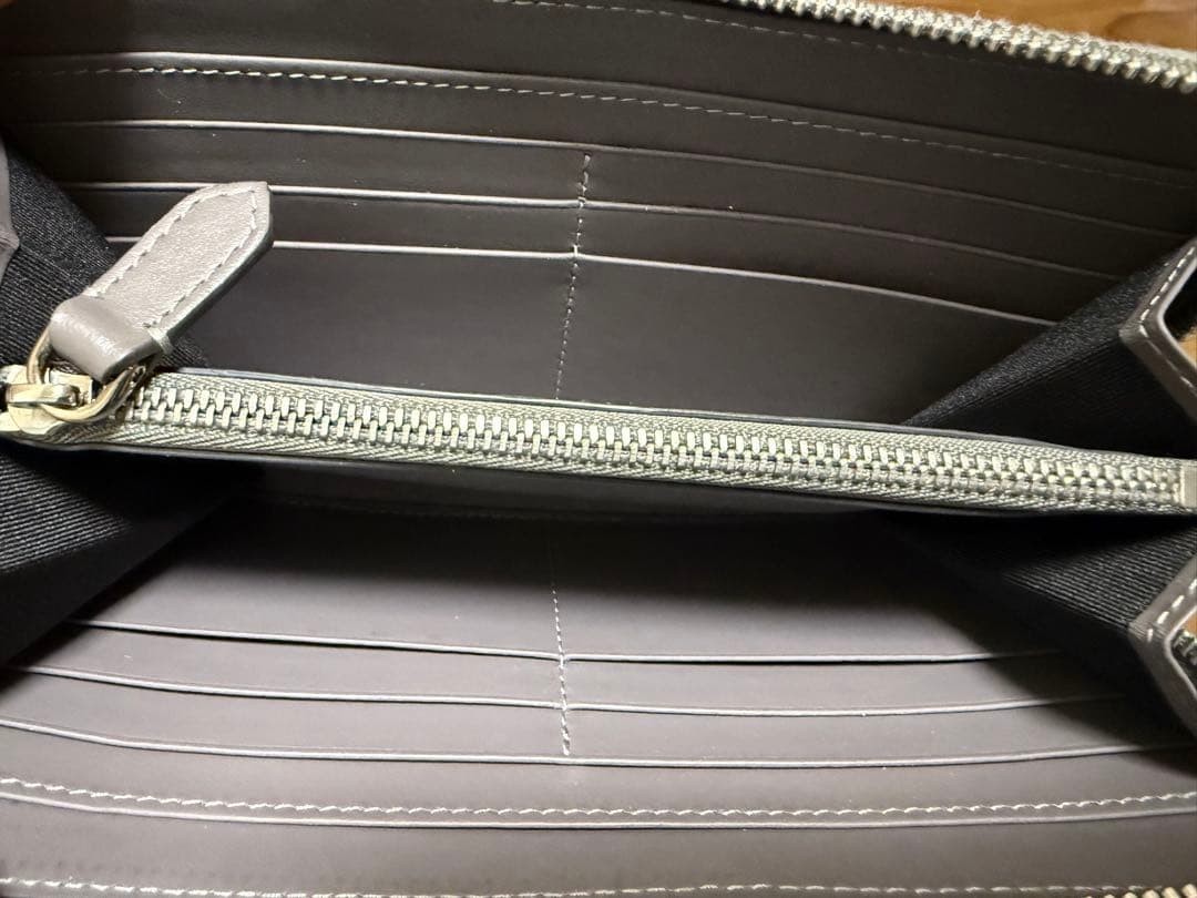 BURBERRY 長財布 レザー グレー ロゴ型押し ラウンドファスナー
