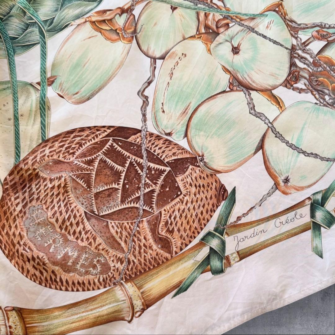 HERMESエルメス　スカーフ　カレ90 「クレオールの楽園」柄シルクシャツ