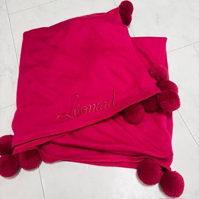 新品未使用★レオナール ウール＆シルク 大判スクエアストール 赤紫 ボンボン付