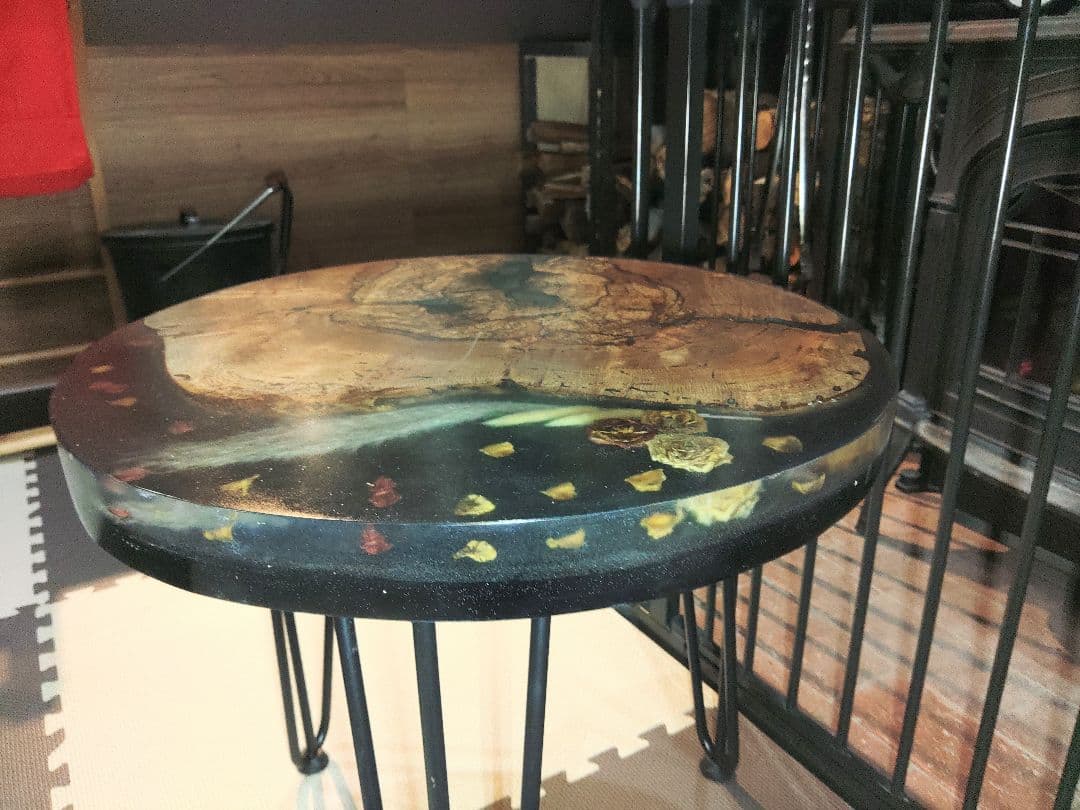 レジンとドライフラワーのテーブル