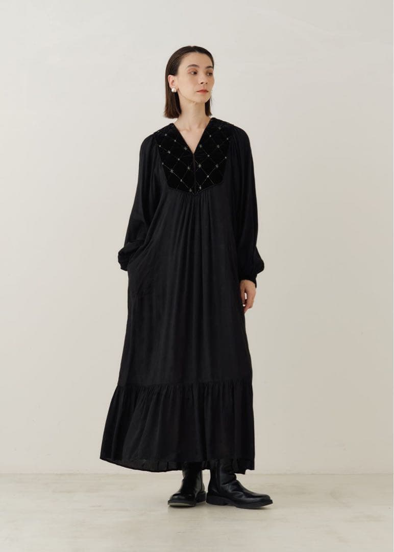 ワンピース Sara mallika VELVETBEADSEMBROIDERY DRESS