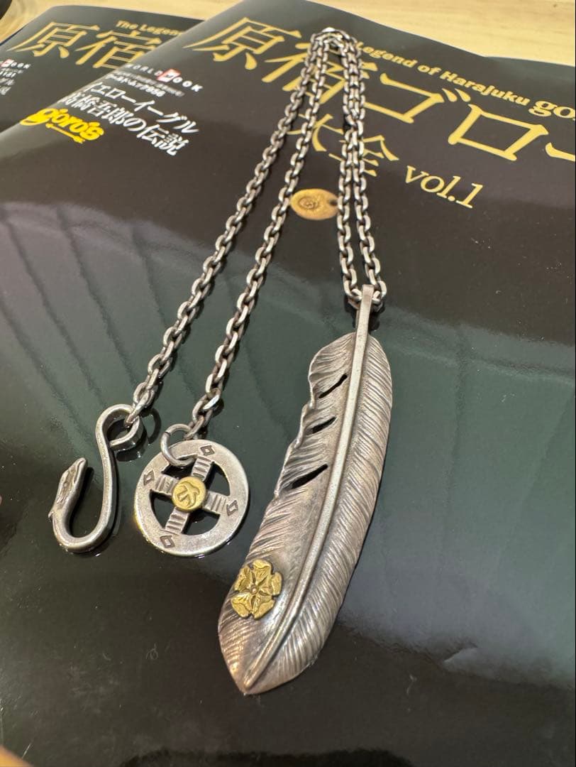 ローズ付き特大フェザー(右) 細角チェーンイーグルフックメタル付き