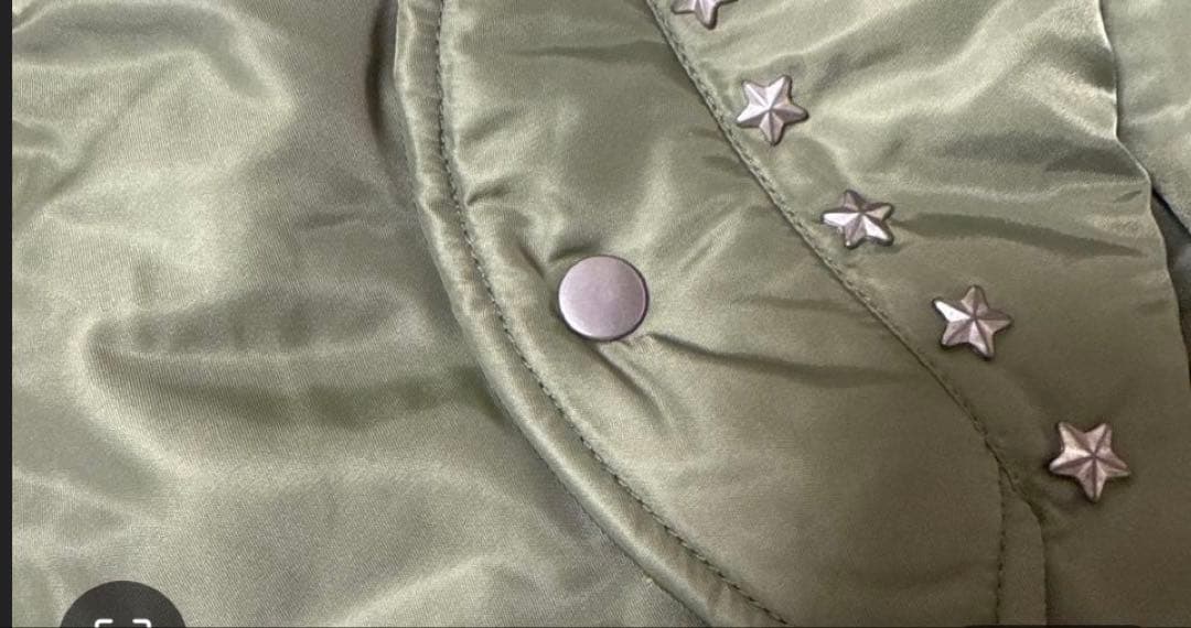 スタッズ付きオリーブMA-1ジャケット