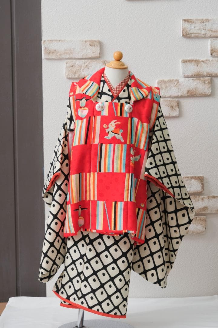 3歳　着物　赤と黒のウサギ着物