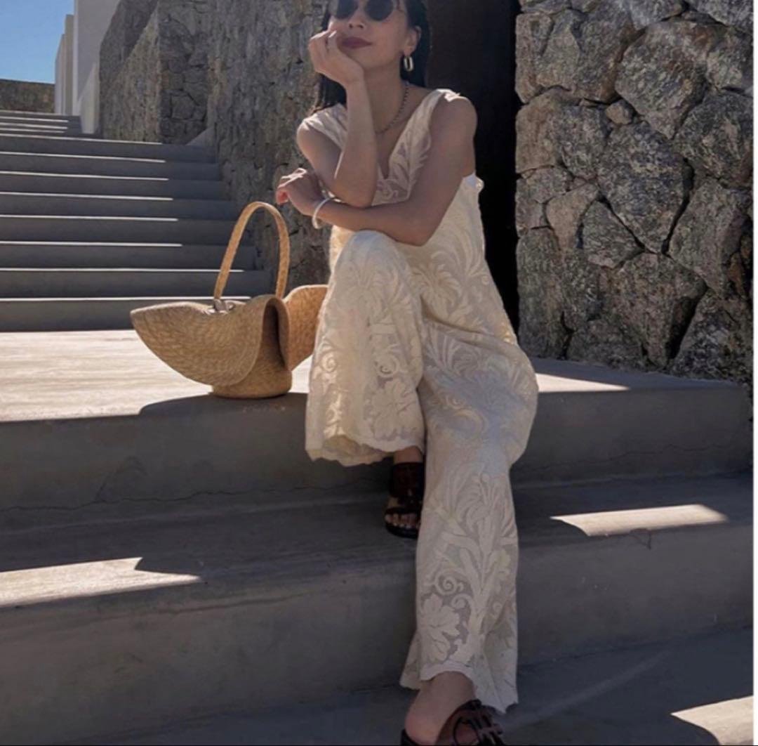 Ameri｜CHLOE V NECK ROMPERS