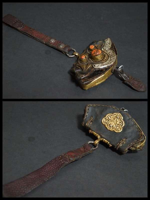 オールドチベット 革製ポーチ財布 古い天然珊瑚象嵌 銀製浮彫り唐草紋 金具装飾