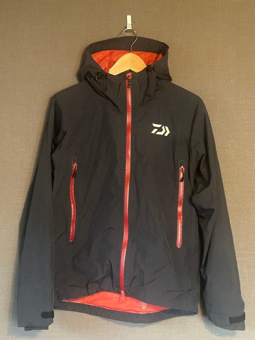 美品　DAIWA レインマックスM ブラック/レッド/カモフラ　レインスーツ