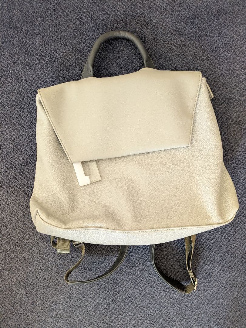 ear PAPILLONNER 樹脂チャームフラップリュック