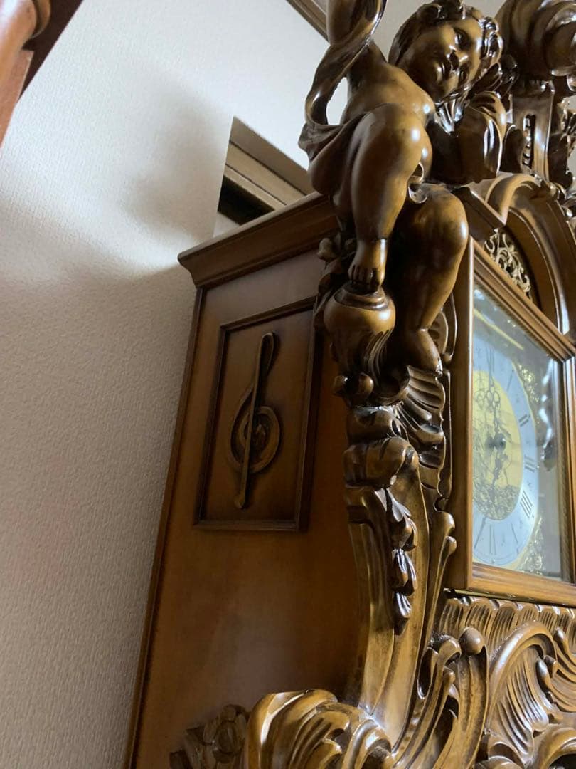 バロックスタイル 木製柱時計 天使の彫刻付き