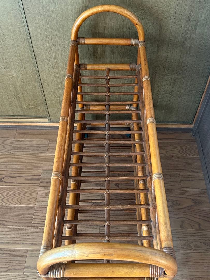 キャスター付きのラタン製2段ラック