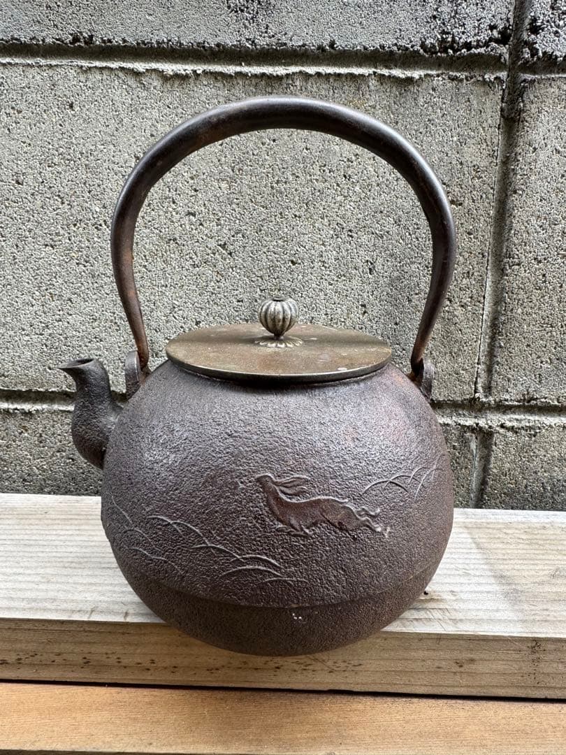 鉄製浮彫り動物模様の鉄瓶 銀象嵌　金粒