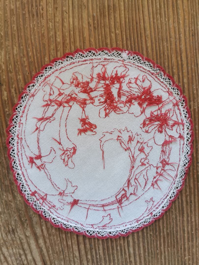 アンティークフランス 菫とカラーリリーの赤糸刺繍 レーストリム リネンドイリー