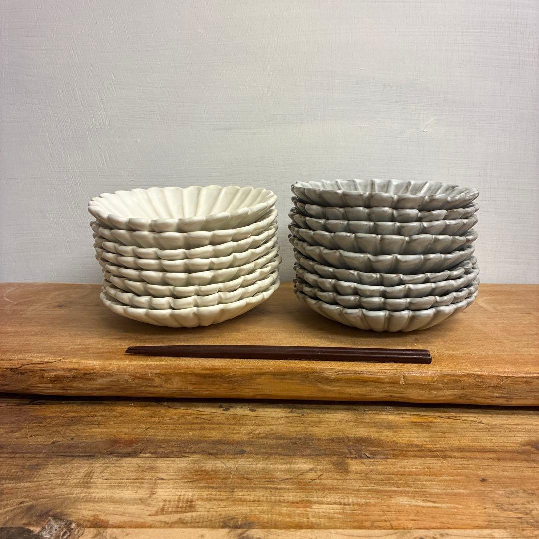 ちゃーさん新品　陶器　陶芸作家　輪花皿8枚　555