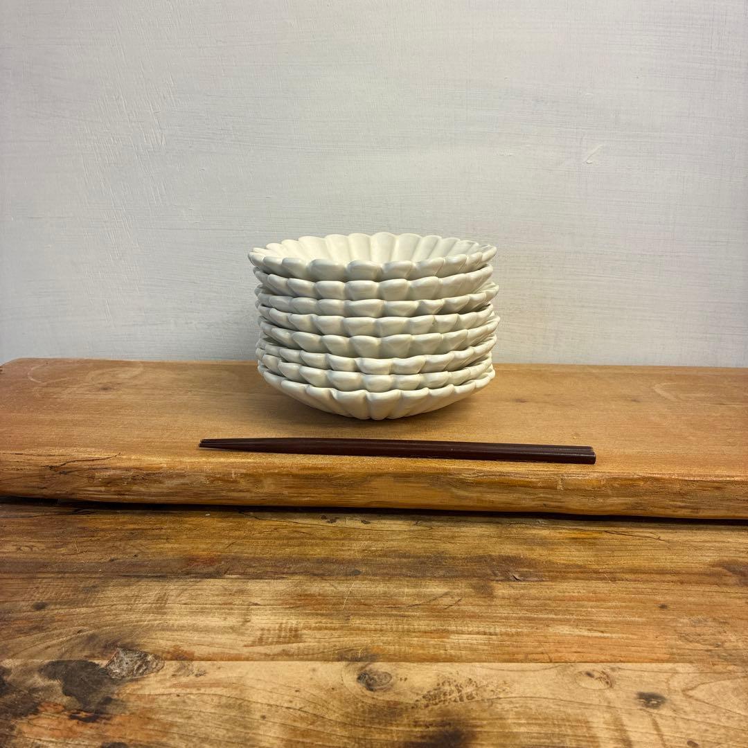 ちゃーさん新品　陶器　陶芸作家　輪花皿8枚　555