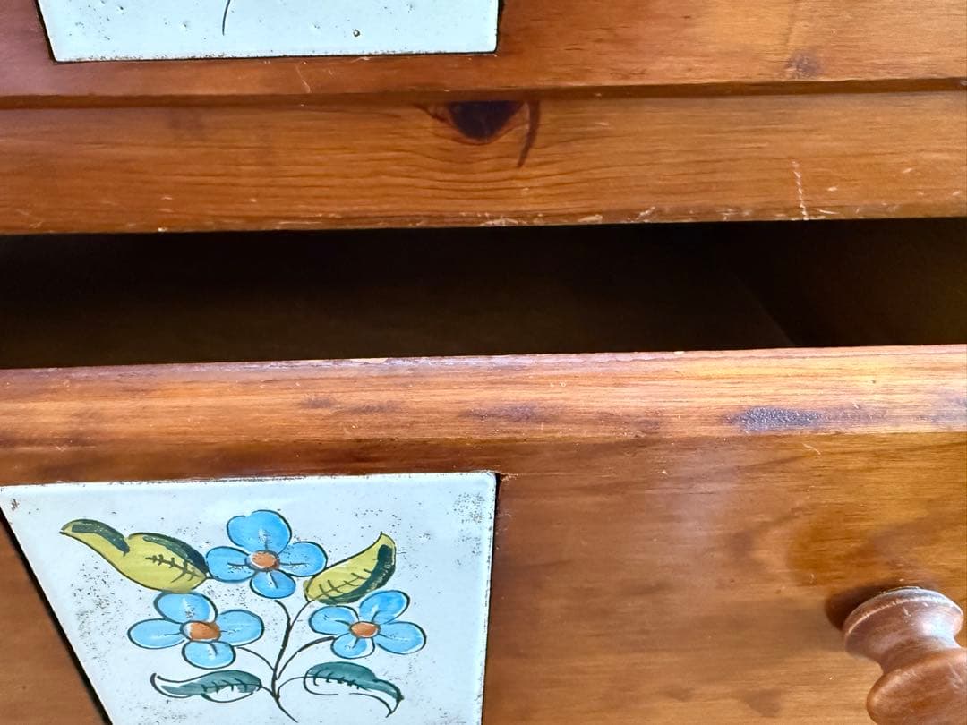 誠工舎　花柄タイル装飾　木製チェスト