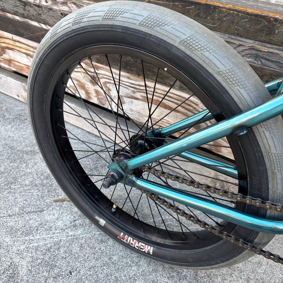 青緑色 BMX バイク