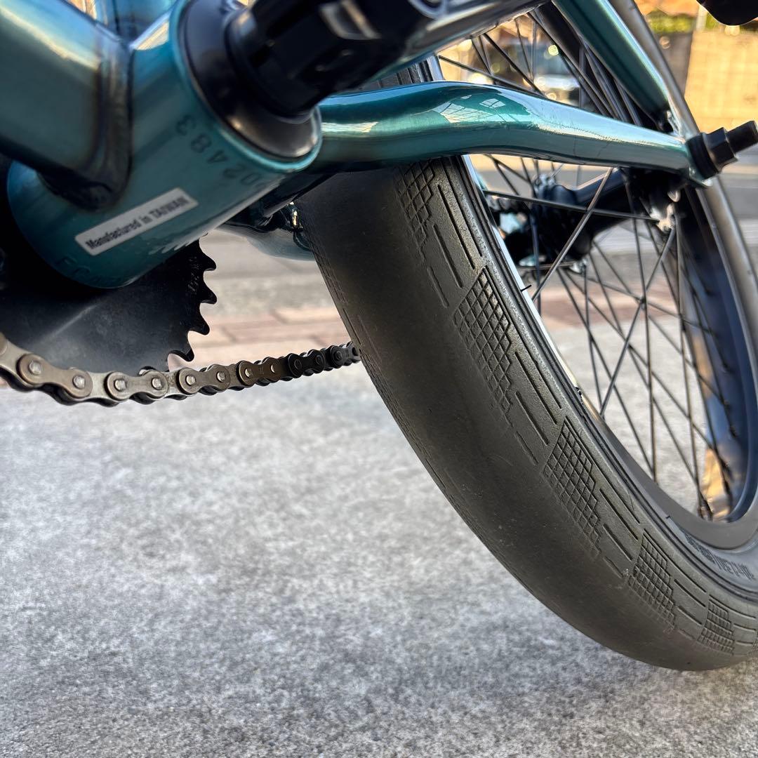 青緑色 BMX バイク