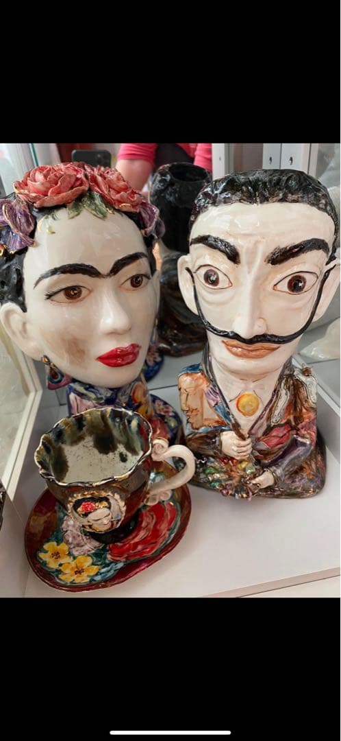 フリーダ・カーロとサルバドール・ダリの陶器の花瓶 。商品は個別に販売されます
